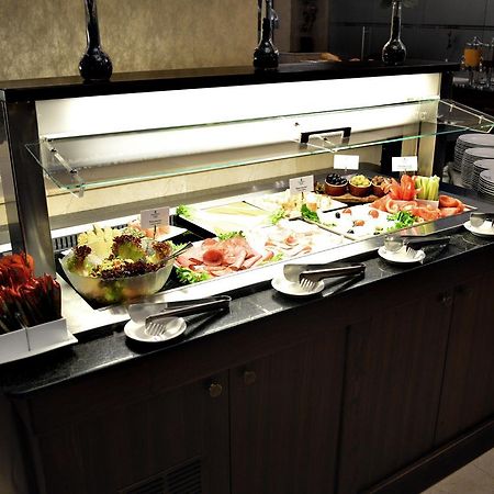 Premier Palace Spa Hotel ブカレスト エクステリア 写真 A salad bar