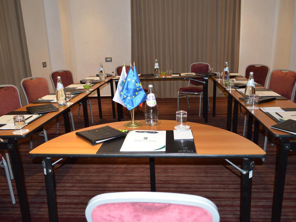 Premier Palace Spa Hotel ブカレスト エクステリア 写真 A meeting room at the European University Barcelona