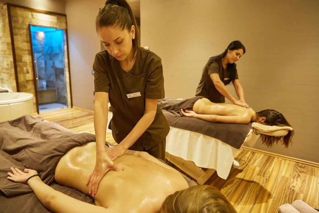 Premier Palace Spa Hotel ブカレスト エクステリア 写真 Massage therapists at work