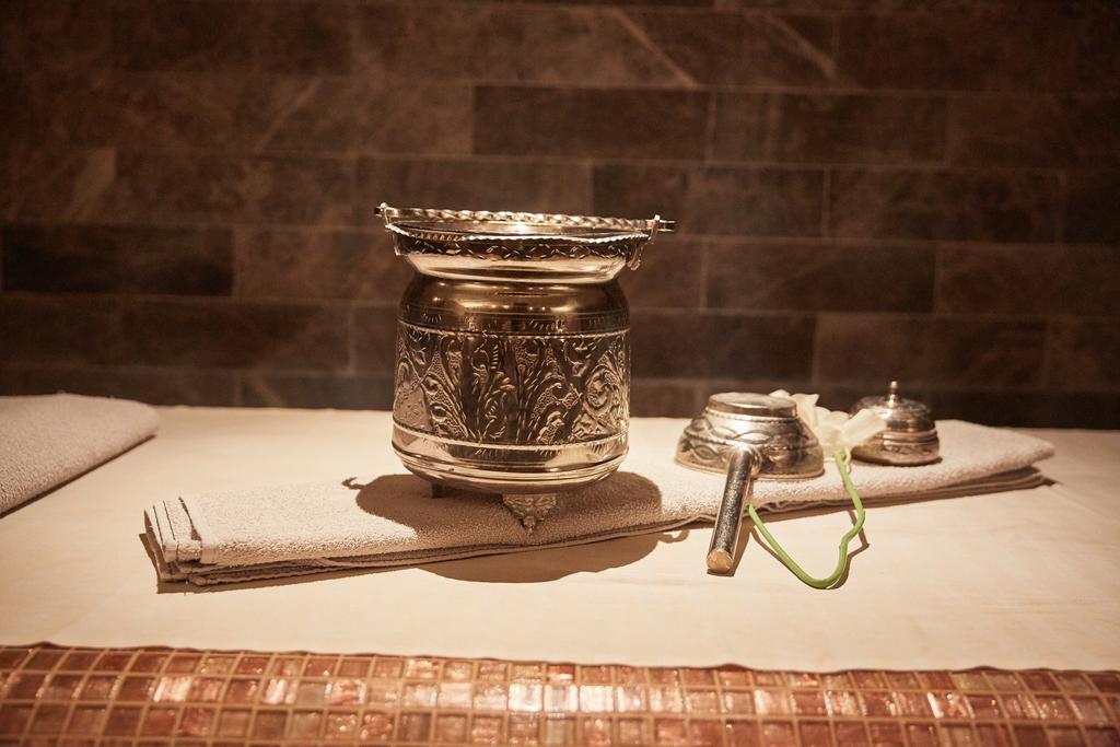 Premier Palace Spa Hotel ブカレスト エクステリア 写真 A silver bowl for drinking