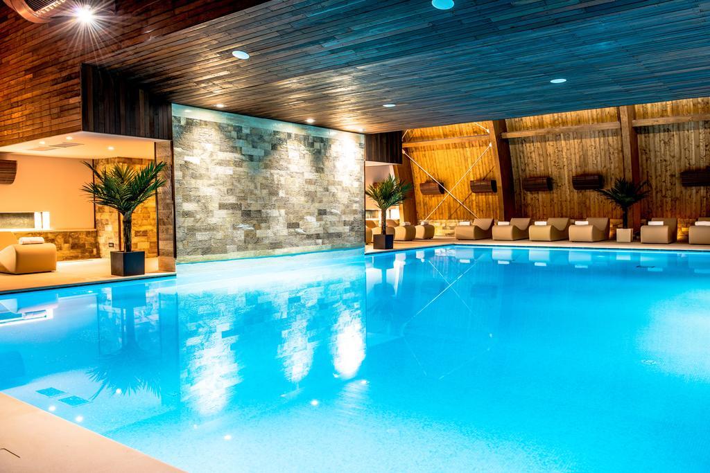 Premier Palace Spa Hotel ブカレスト エクステリア 写真 The swimming pool at the hotel