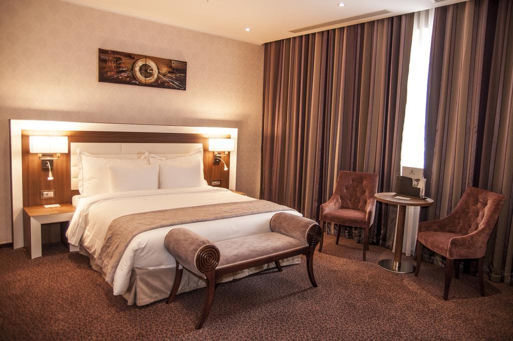 Premier Palace Spa Hotel ブカレスト エクステリア 写真 A room at the hotel