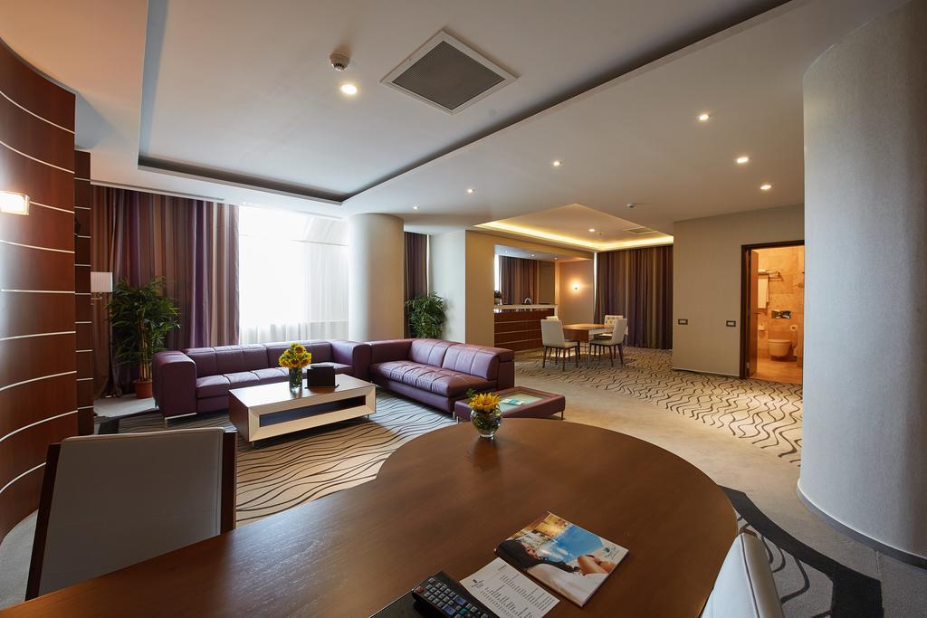 Premier Palace Spa Hotel ブカレスト エクステリア 写真 Suite at the Radisson Blu Hotel, Baku