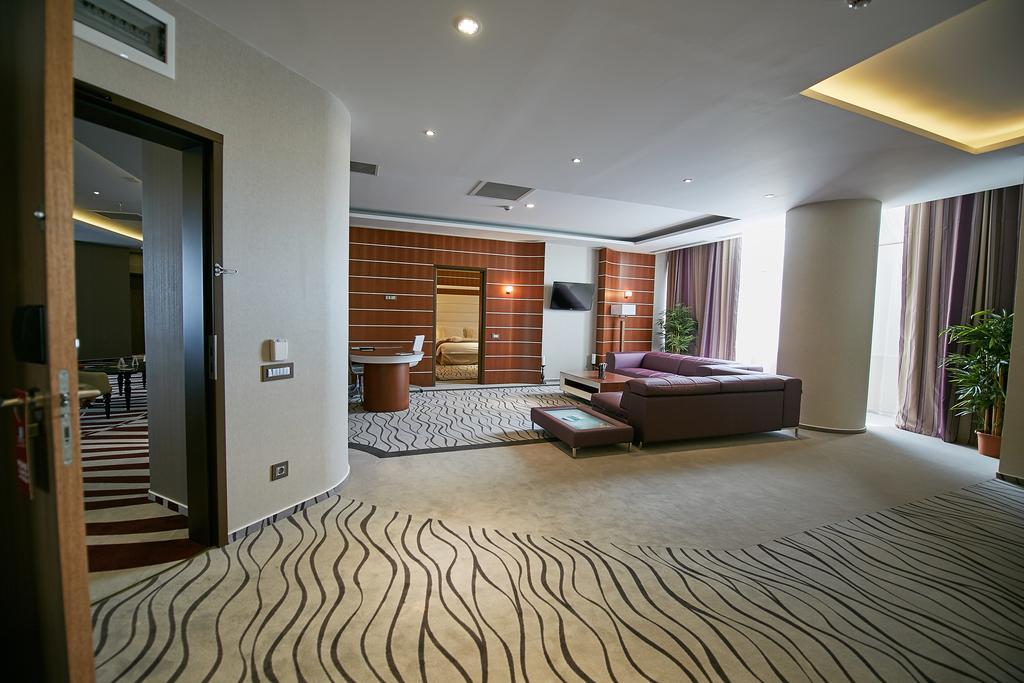 Premier Palace Spa Hotel ブカレスト エクステリア 写真 The interior of a suite at the Radisson Blu Hotel, Bucharest