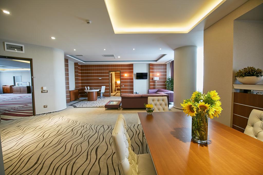 Premier Palace Spa Hotel ブカレスト エクステリア 写真 A suite at the hotel