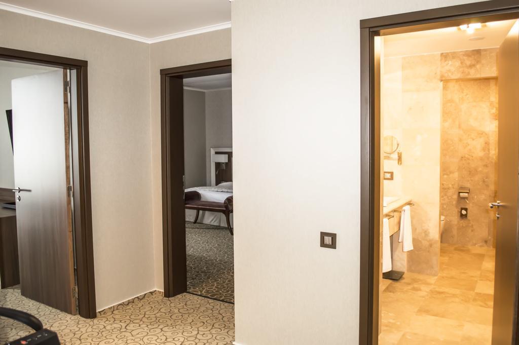 Premier Palace Spa Hotel ブカレスト エクステリア 写真 Interior of a suite
